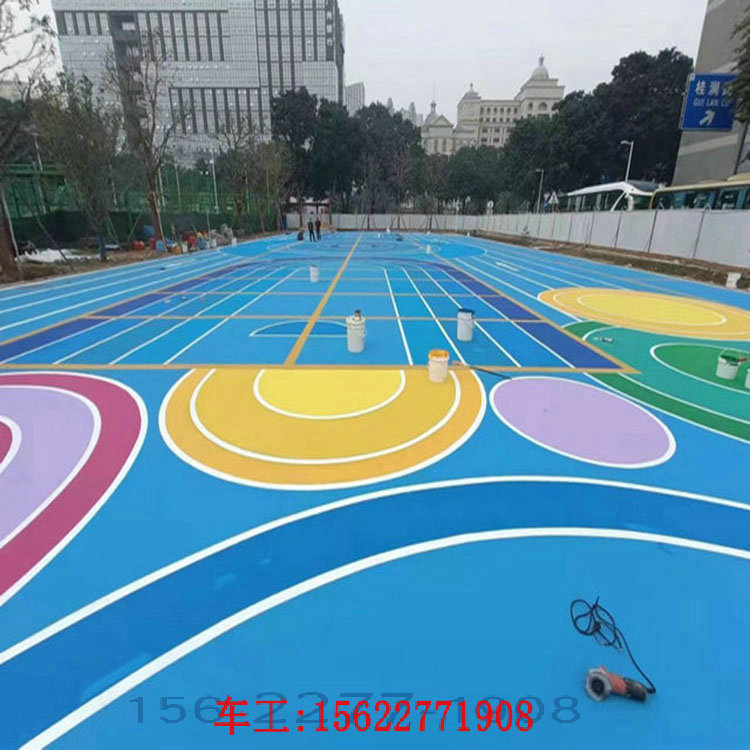 海綿城市生態(tài)建設工程(廣東)有限公司技術車劍鑫技術總監(jiān)講解海綿城市強固透水混凝土的優(yōu)點